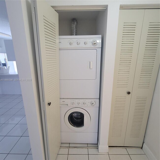 Building Photo - 8019 Lake Dr