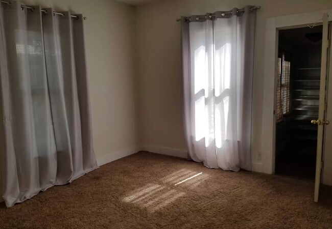 Building Photo - Available Now!!  2 bed 1 bath Near Downtown OKC