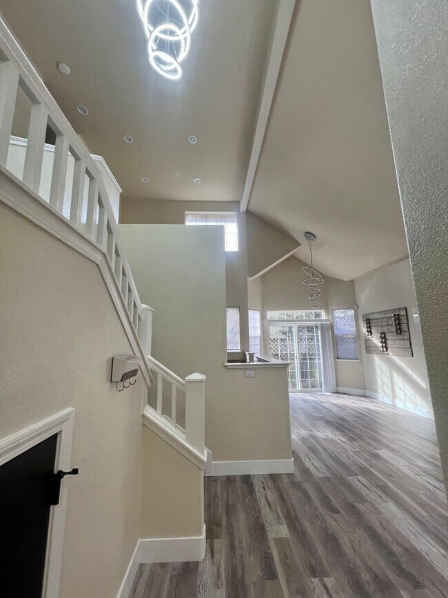 Building Photo - Come check out this lovely 3 bedroom 3 bath home Conveniently located near the Marlow Shopping ce...