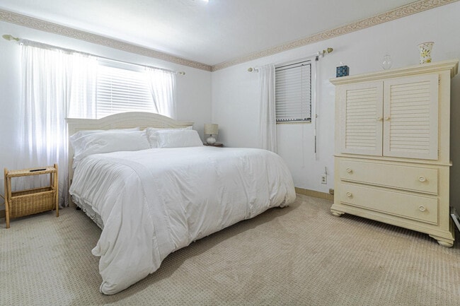 Building Photo - 1300 SE 7th Ct