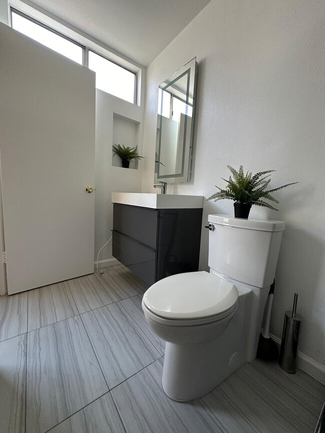 Building Photo - 31515 Lindero Canyon Rd