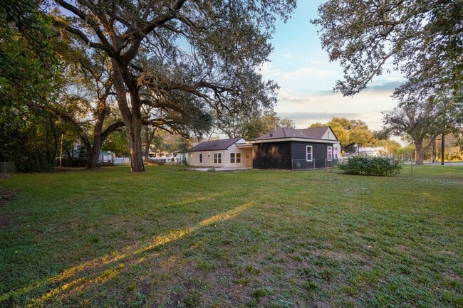 Building Photo - 918 Front St