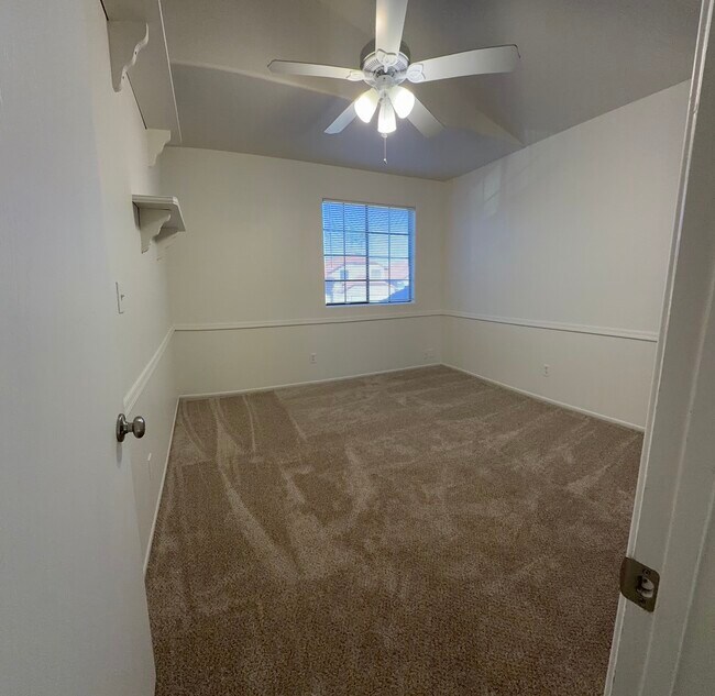 Building Photo - 949 E Gila Ln