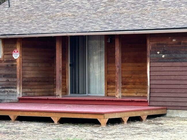 Building Photo - 2 Bedroom Home Near Old Mill