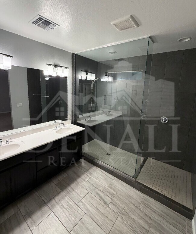 Building Photo - 8547 E Osage Ave