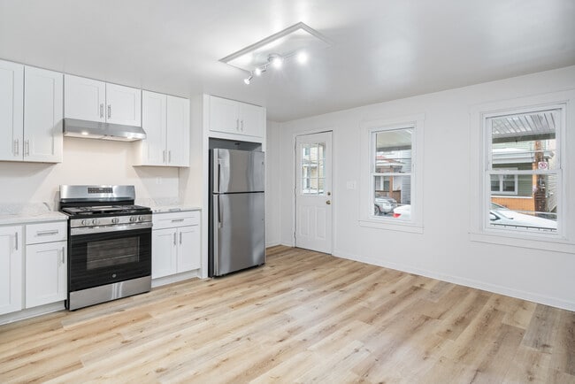 Building Photo - 2321 Spring St