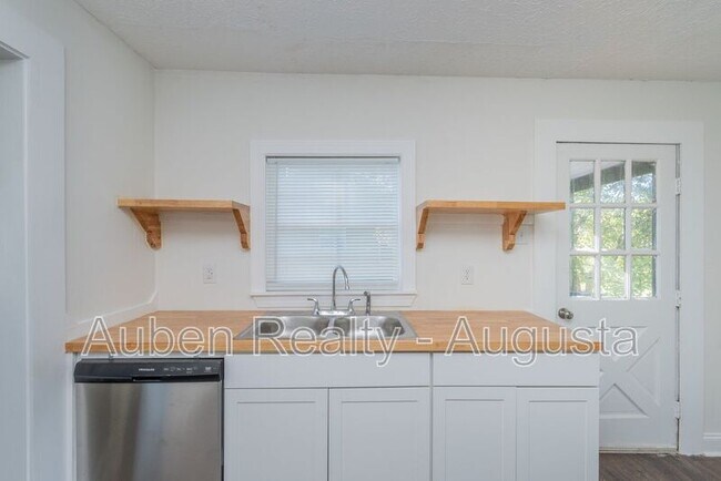 Building Photo - 2524 Rhodes Dr