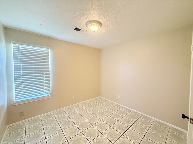 Building Photo - 6910 Pella Dr