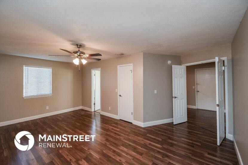 Building Photo - 10927 Horse Track Dr E