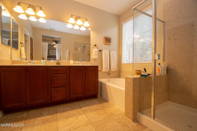 Building Photo - 1056 Crown View Dr