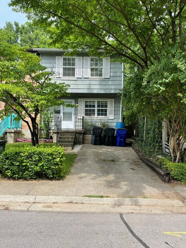Building Photo - SPACIOUS TOWNHOME near Downtown! Washer/Dryer Included; Off-Street Parking