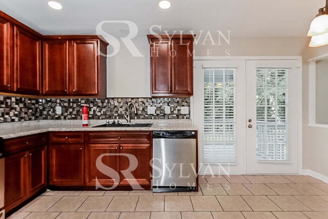 Building Photo - Come and view this 3 bedroom, 2.5 bathroom home