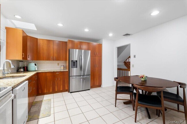 Building Photo - 712 Linda Ave