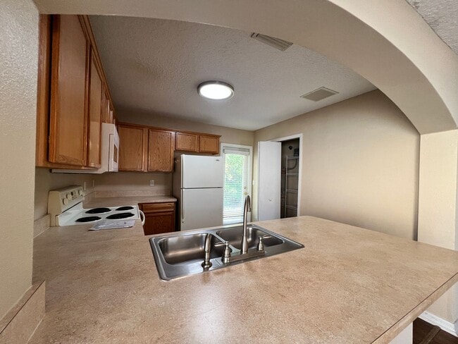 Building Photo - **COMING SOON** - 3/2 Townhome in Riversid...