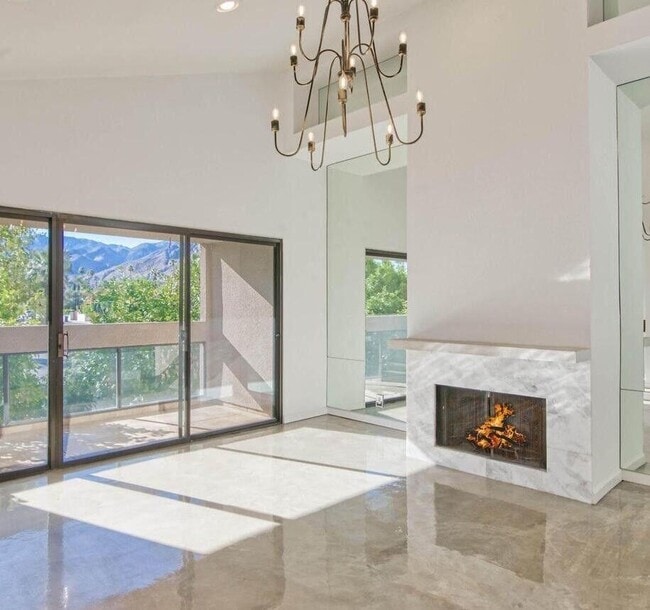 Building Photo - 867 Village Square S