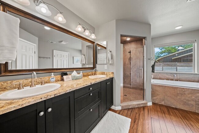 Building Photo - 1740 W Live Oak St