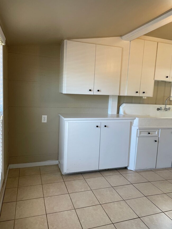 Building Photo - Cute & updated 1 bedroom 1 bathroom Fresno...