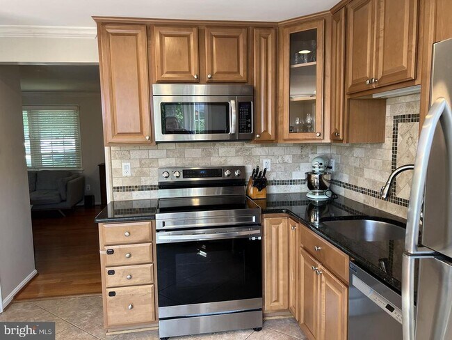 Building Photo - 9015 Piney Grove Dr