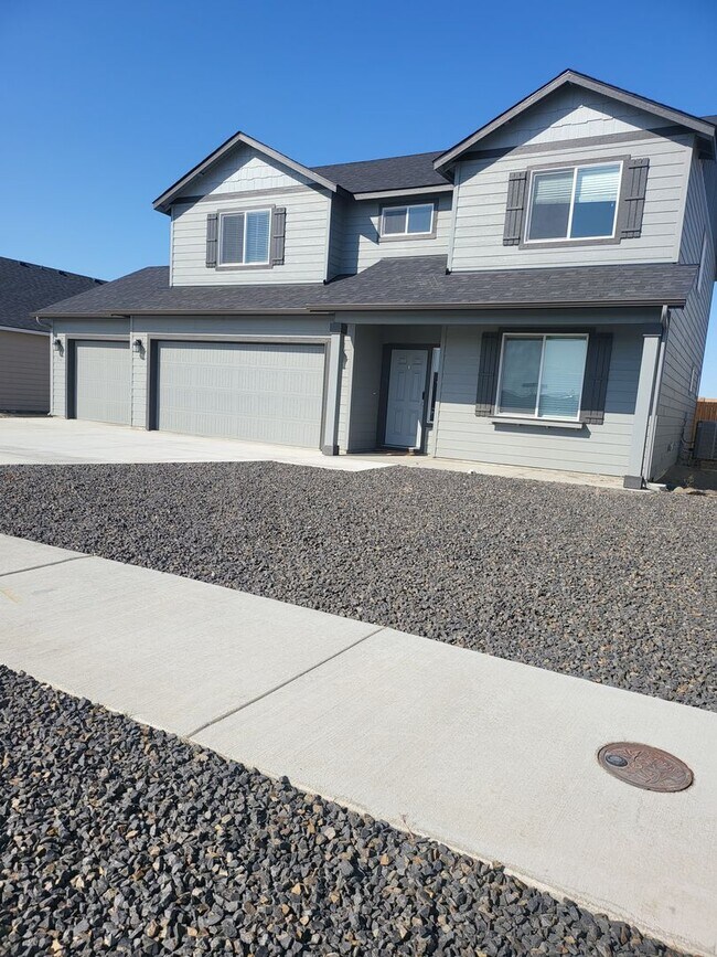 Primary Photo - Beautiful 5 bedroom 3 bath home in Mae Valley area of Moses Lake
