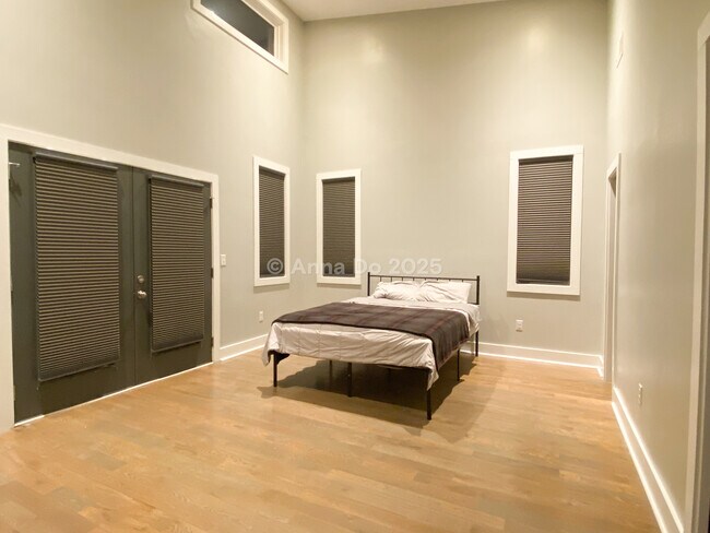 Building Photo - 809 21st Ave N