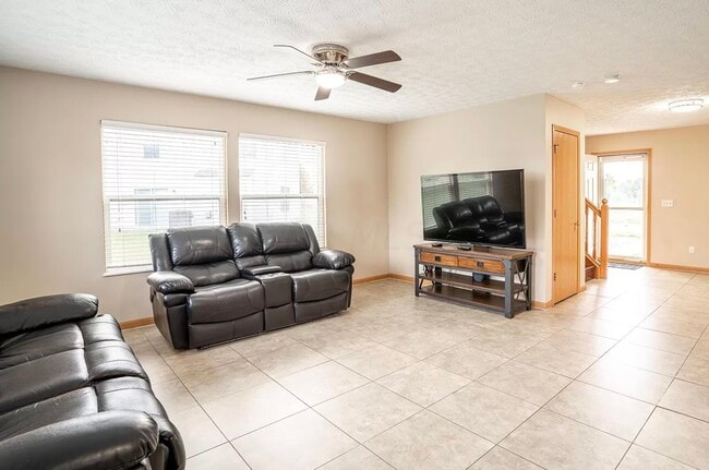 Building Photo - 5865 Summerlawn Dr