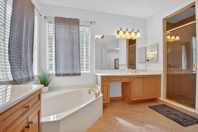 Building Photo - 9826 Vía Amati