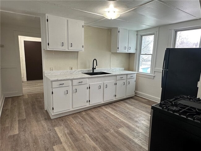 Building Photo - 557 Glide St