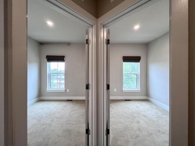 Building Photo - 818 Fern Pl NW