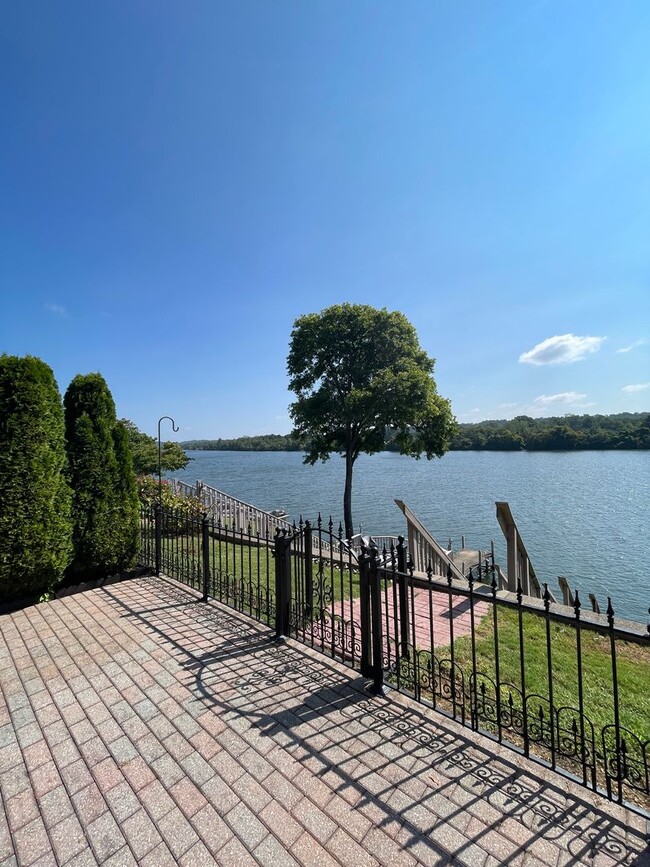 Building Photo - Gorgeous Townhome on the Tennessee River