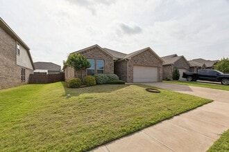 Building Photo - 3 bedroom 2 bath near Paycom!