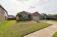 Building Photo - 3 bedroom 2 bath near Paycom!