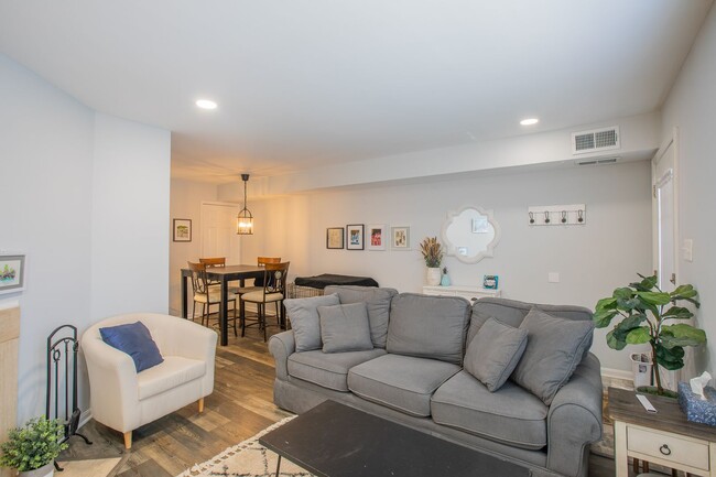 Building Photo - Charming 1 BR/1 BA Condo in Capitol Hill!