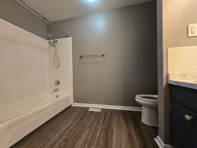 Building Photo - Spacious 5-Bedroom Family Home