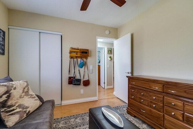 Building Photo - Stunning 2 bed 2 bath top floor condo in gated community with 2 covered parking spaces!