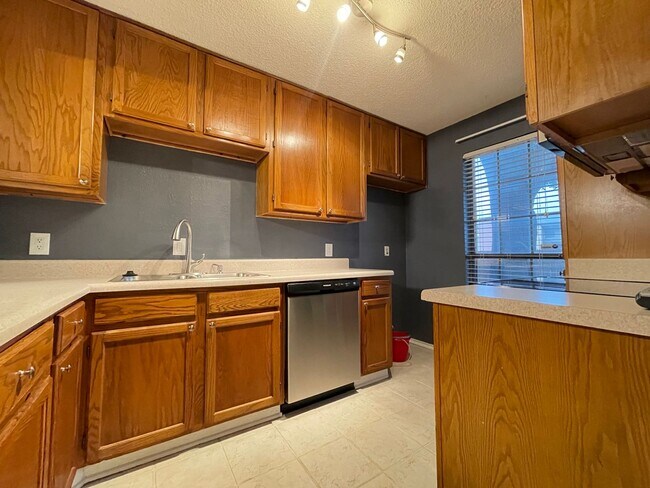 Building Photo - Cozy Townhome Minutes to the Chisholm Trai...