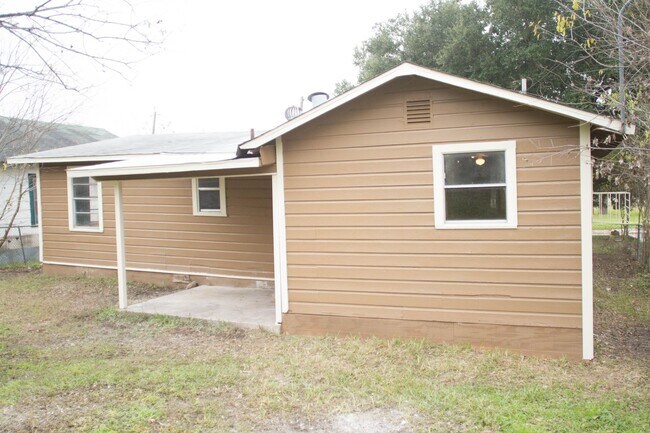 Building Photo - Discover Your New Home in the Heart of San Antonio's East Side