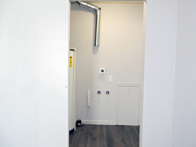 Building Photo - 3 Bed - 1 Bath Cape Cod for Rent in Euclid