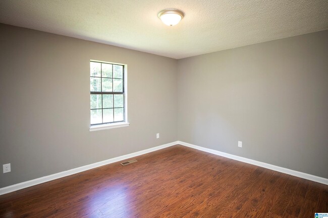 Building Photo - 95 Meadow Ln