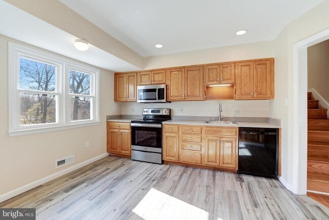 Building Photo - 1013 Westbriar Dr NE