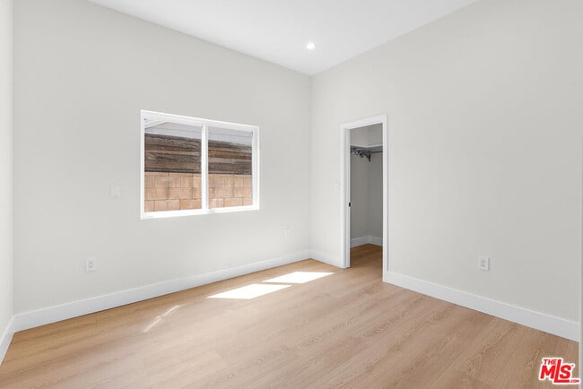 Building Photo - 5127 Don Pio Dr