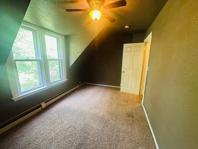 Building Photo - Charming 3 Bedroom Single Family Home Avai...