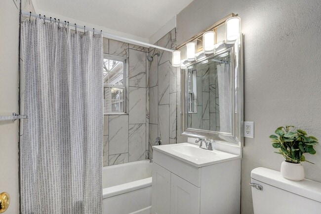 Building Photo - Charming 2 Bed | 1 Bath Home with Updated Interior