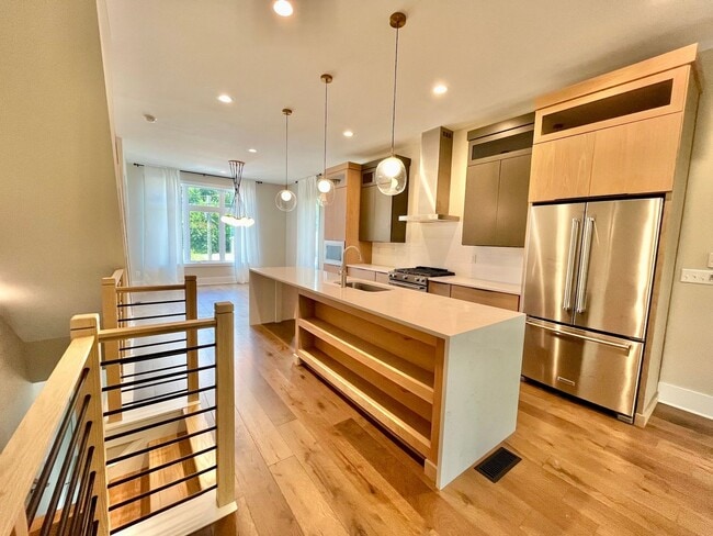 Building Photo - LUXURY Rooftop Terrace Townhome