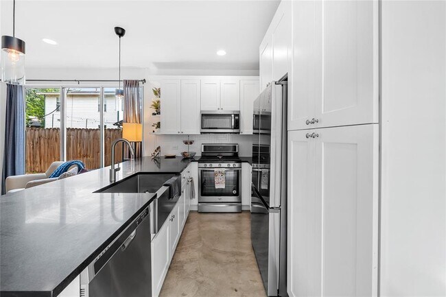 Building Photo - 408 W 55th St
