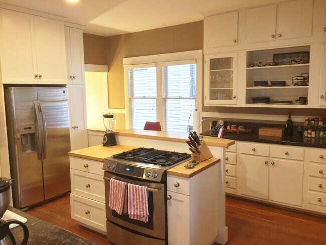 Building Photo - 4bd/2.5ba Seattle House