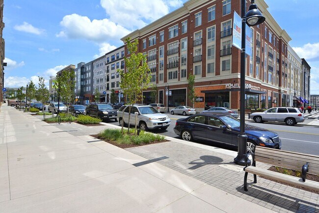 Building Photo - Top-Floor 3BD/3BA seconds to Downtown Crown!