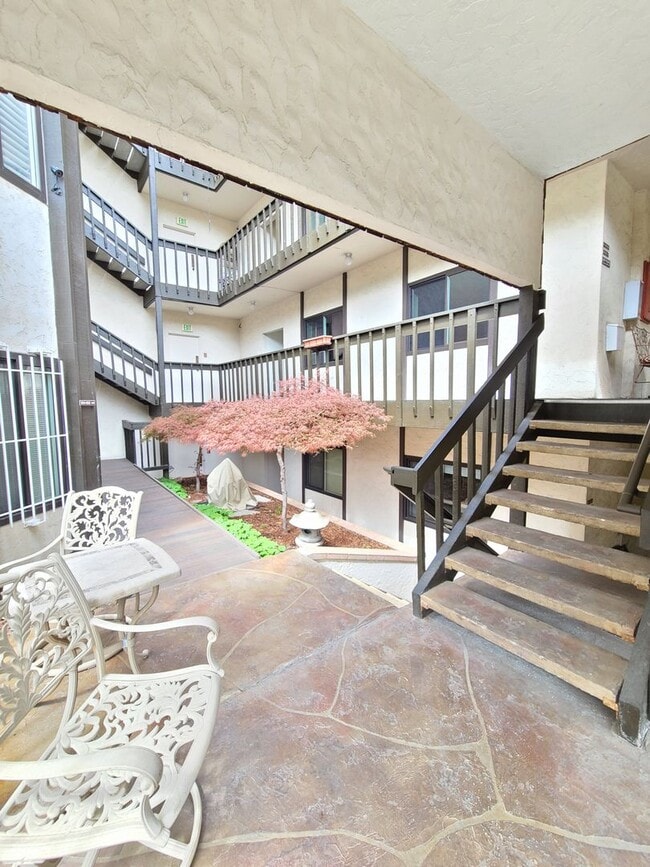 Building Photo - $1,650 - 2 Bed / 2 Bath Spacious Top Floor Condo (First Month Free!)