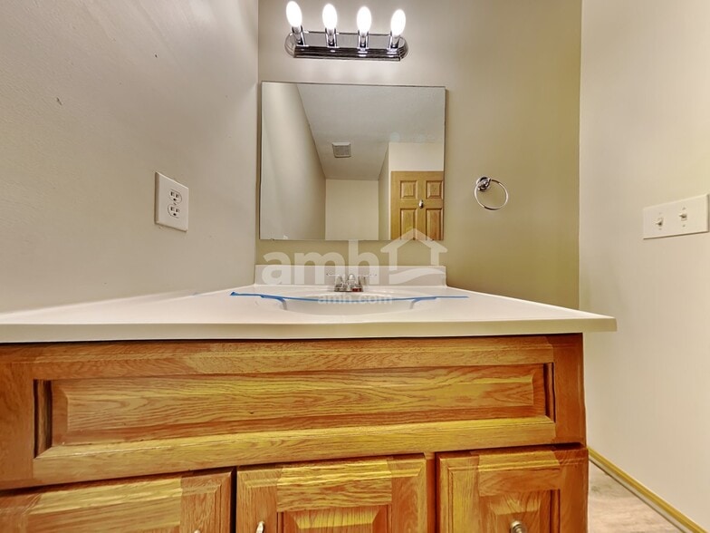 Building Photo - 353 W Hunters Dr