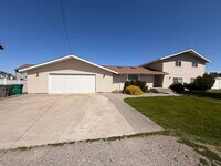 Building Photo - Spacious 3 Bed, 2.5 Bath House in Spokane Valley!