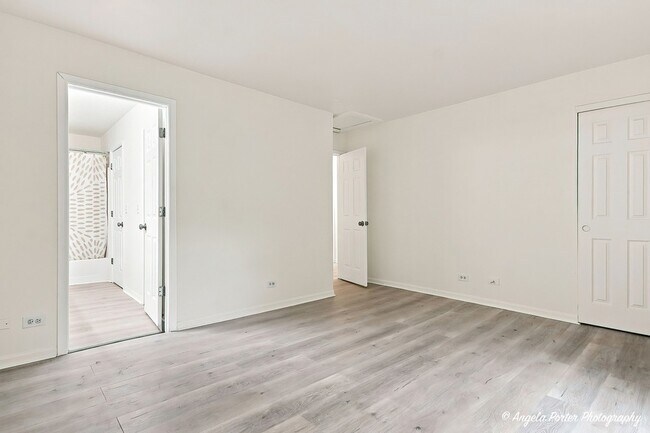 Building Photo - 259 W Whispering Oaks Ln
